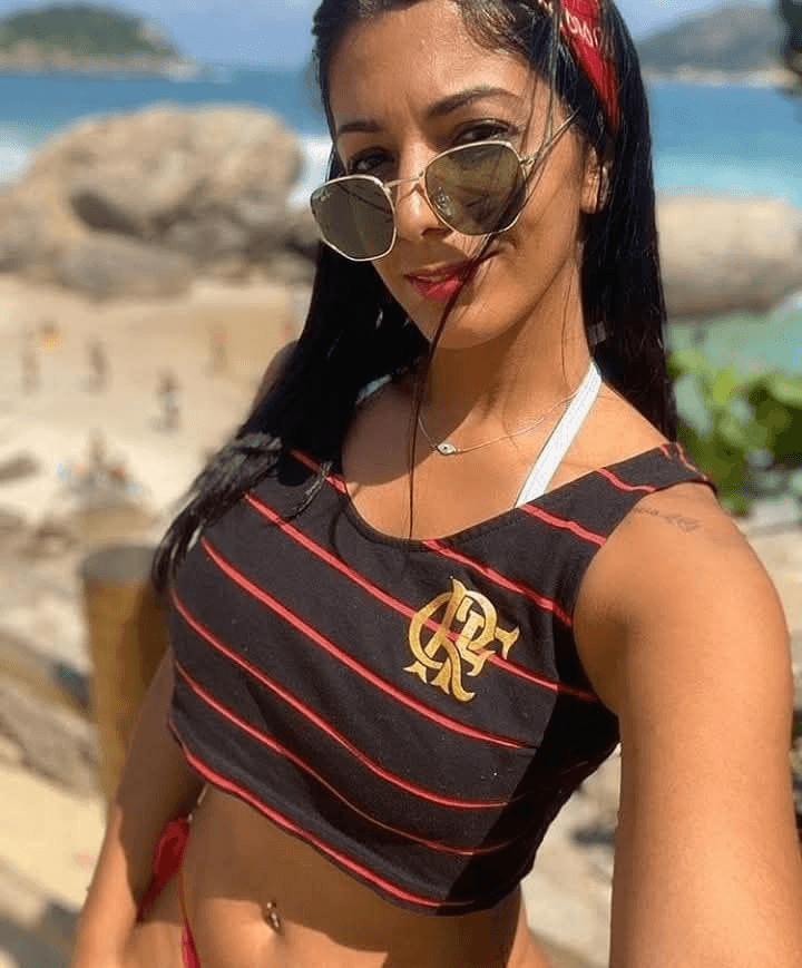 torcedoras do flamengo vestindo o manto sagrado do clube
