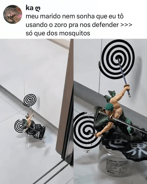 Action figure de Zoro, personagem do anime One Piece, posicionado no chão da cozinha com três espirais de repelente de mosquitos presos às suas três espadas, como se estivesse lutando contra os insetos.