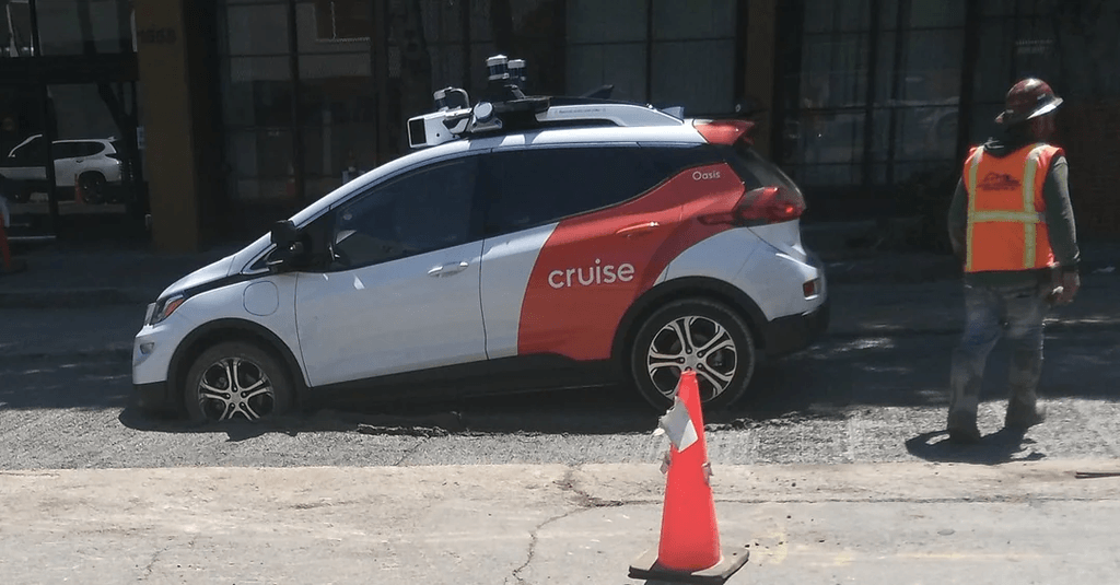 Carro autônomo sem motorista com as rodas dianteiras afundadas em cimento fresco em uma rua de San Francisco. Carro autônomo fica preso!
