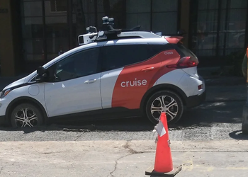 Carro autônomo sem motorista com as rodas dianteiras afundadas em cimento fresco em uma rua de San Francisco. Carro autônomo fica preso!