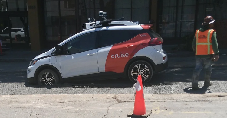 Carro autônomo sem motorista com as rodas dianteiras afundadas em cimento fresco em uma rua de San Francisco. Carro autônomo fica preso!